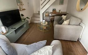 Cosy Home Close To M6 Motorway
